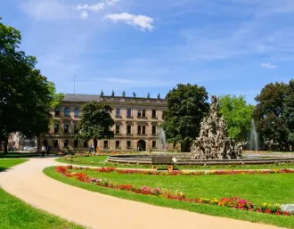 Schlossgarten in Erlangen mit Brunnen und Schloss im Hintergrund