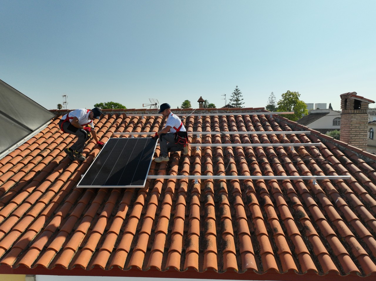 Instalación solar de autoconsumo vs. estar sin conexión a la red eléctrica