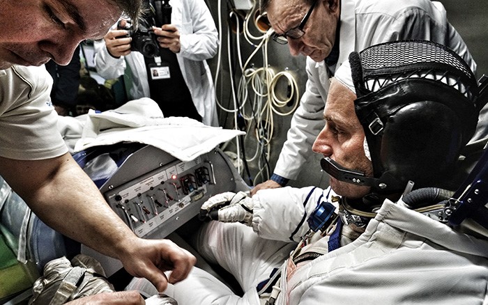 Piloto preparándose para volar en el avión SolarStratos