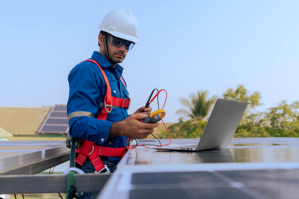 Instalador de SunPower solucionando problemas habituales con paneles solares Instalador de SunPower solucionando problemas habituales con paneles solares
