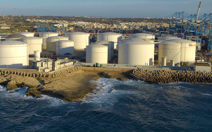 Vue sur Oiltanking, Ltd. de la côte