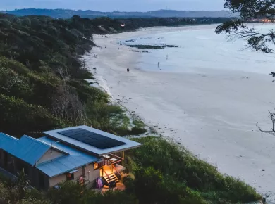 Casa di fronte alla spiaggia con pannelli fotovoltaici tra i più potenti al mondo