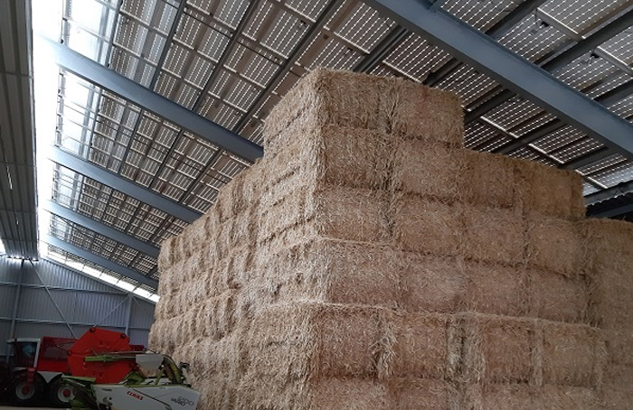 hooibalen in een boerderij op zonne-energie