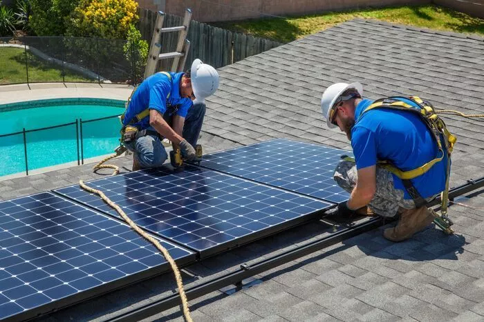 Efficiënte zonne-energietechnologie – installatie op een dak